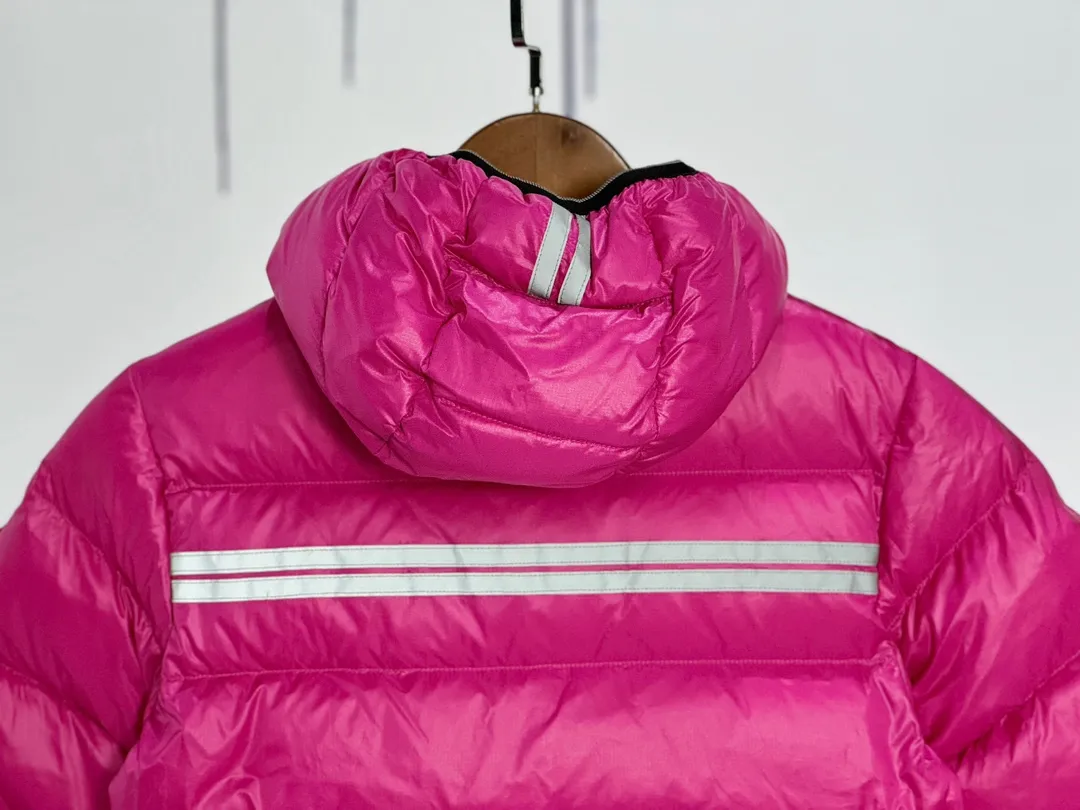 P640 CANADA GOOSE Canada Goose Crofton Children's Down Hoodie Big Goose Down Jacket 5460K Product Features ·This style uses thin channel-filled structural filling: 750-fill duck down, with lightweight fabrics and trims, lightweight and warm, allowing you to move freely ·Decorated with iconic double-stripe reflective details on the back ·Adjustable down hood sewn with reflective trim to enhance warmth and better protect against bad weather ·A weatherproof placket is designed under the two-way zipper to prevent wind and keep warm. The zipper opens from the bottom for increased range of motion and improved breathability. Power Stretch® reflective cuffs are stylish and lightweight, adding wind protection and warmth and making you more visible in low-light environments. Goose I.D. heritage label on the inside. 2 exterior pockets: Hand pockets with zipper closure and tricot fabric at the joints for softness and warmth.